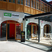 vhod v MCC hostel in MCC kavarno